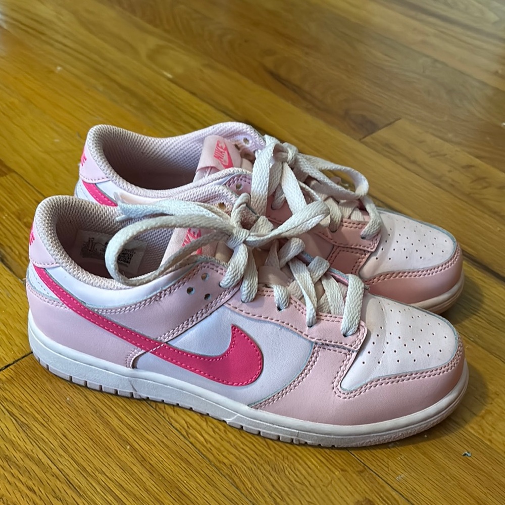 Nike Pink and White Sneakers Low-Top Design